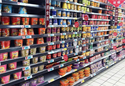 超市货架何以屡屡告急？剖析四类易抢购食品背后的消费心理与市场逻辑